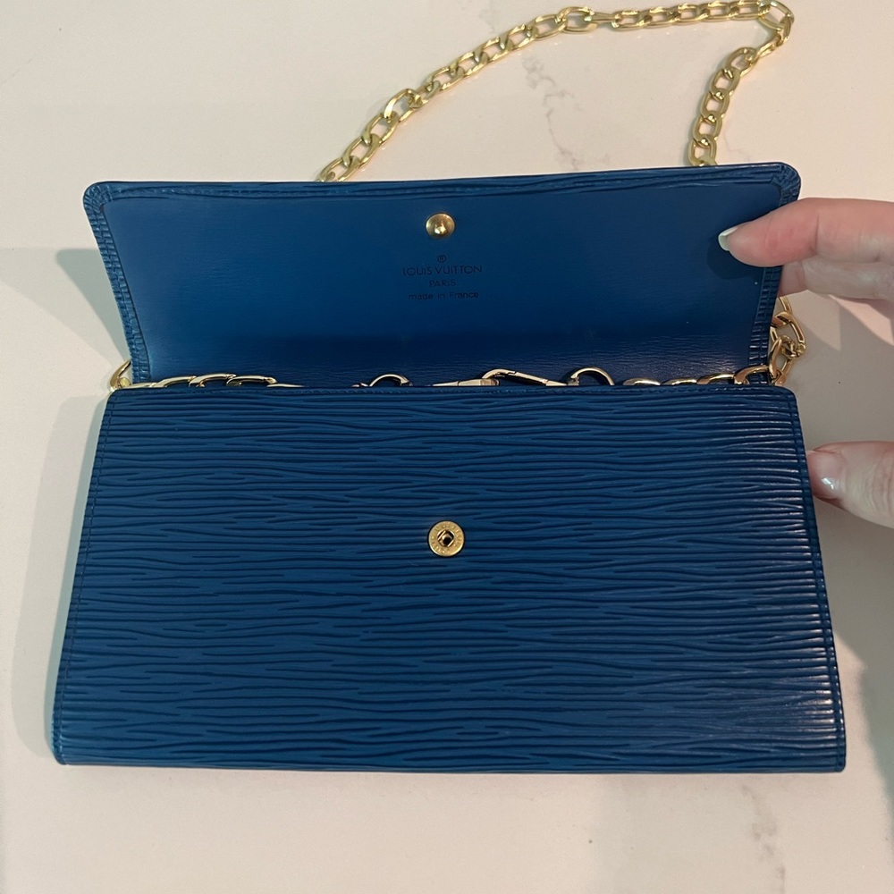 💙Louis Vuitton Vintage Epi Leather Sarah Wallet with COA & Chain BLUE EUC - Picture 4 of 16